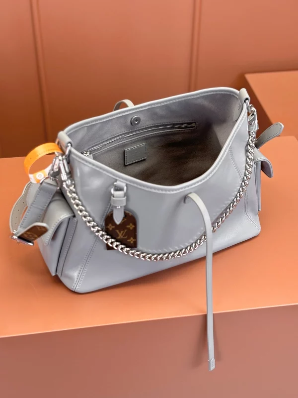 高仿包包 LV CarryAll Cargo Vibe PM 灰色 m12579 實拍照片 側面