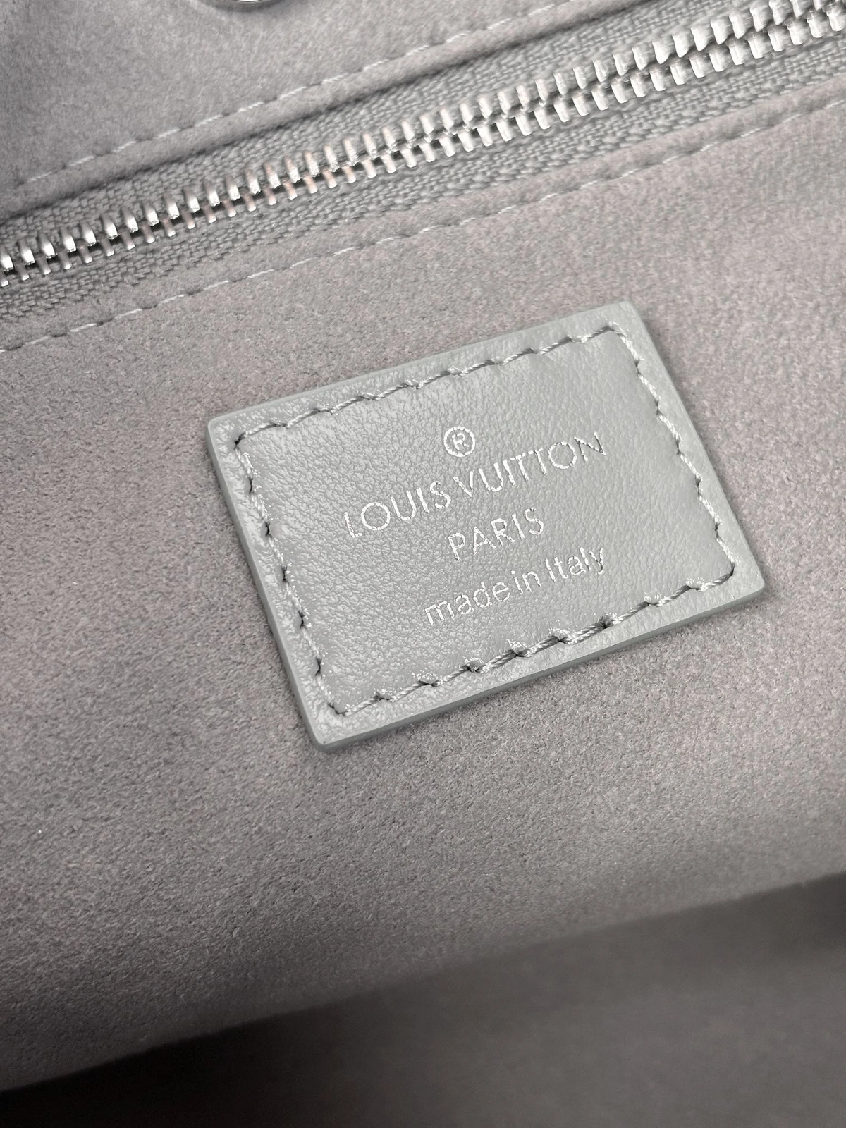 高仿包包 LV CarryAll Cargo Vibe PM 灰色 m12579 實拍照片 鋼印
