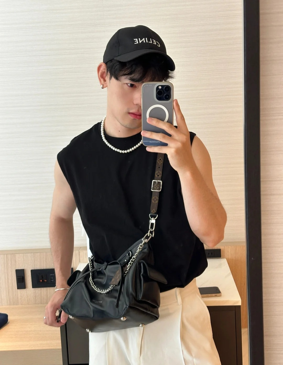 高仿包包 LV CarryAll Cargo Vibe PM 上身 穿搭4