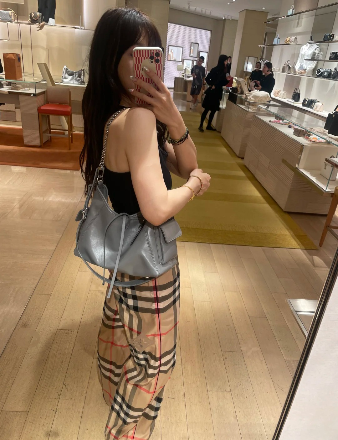 高仿包包 LV CarryAll Cargo Vibe PM 灰色 m12579 大象灰 穿搭 上身效果1
