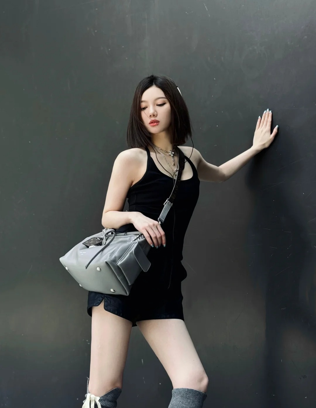高仿包包 LV CarryAll Cargo Vibe PM 灰色 m12579 大象灰 穿搭 上身效果10
