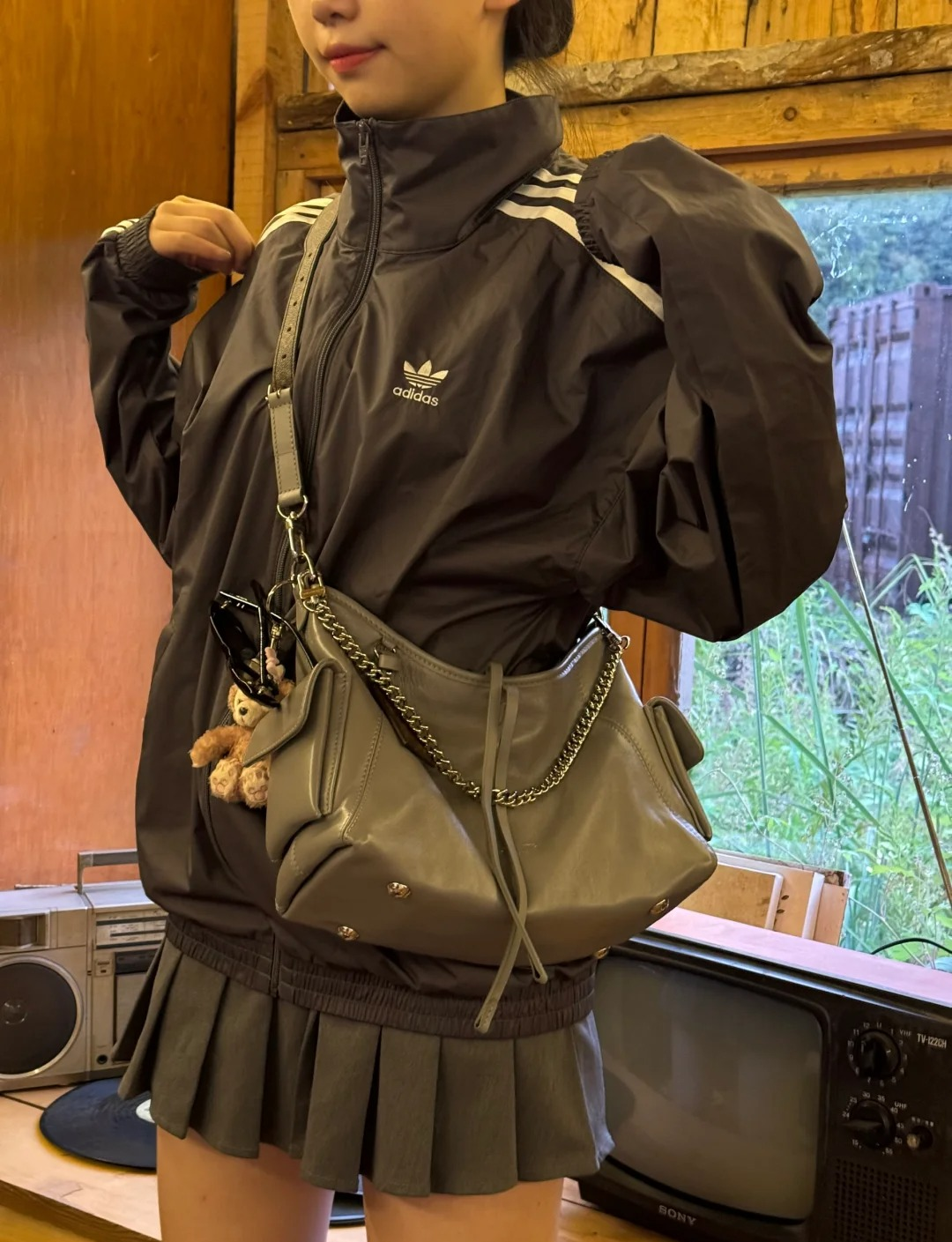 高仿包包 LV CarryAll Cargo Vibe PM 灰色 m12579 大象灰 穿搭 上身效果1