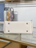 高仿包包 LV CarryAll Cargo Vibe PM 香草色 M12919 實拍照片 底部