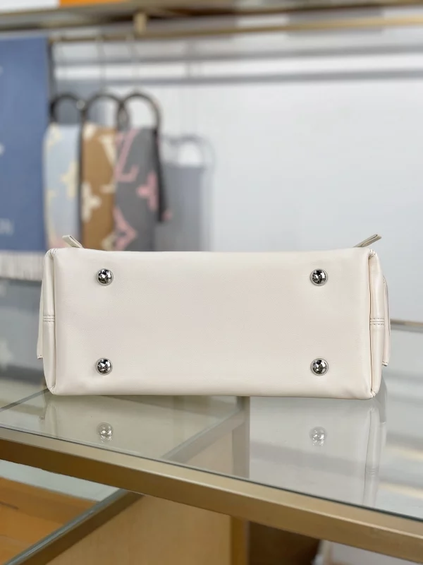 高仿包包 LV CarryAll Cargo Vibe PM 香草色 M12919 實拍照片 底部