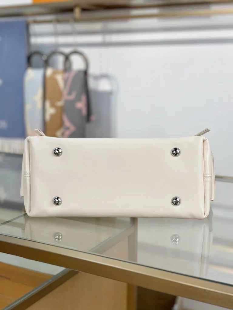 Click to view full screen 高仿包包 LV CarryAll Cargo Vibe PM 香草色 M12919 實拍照片 底部