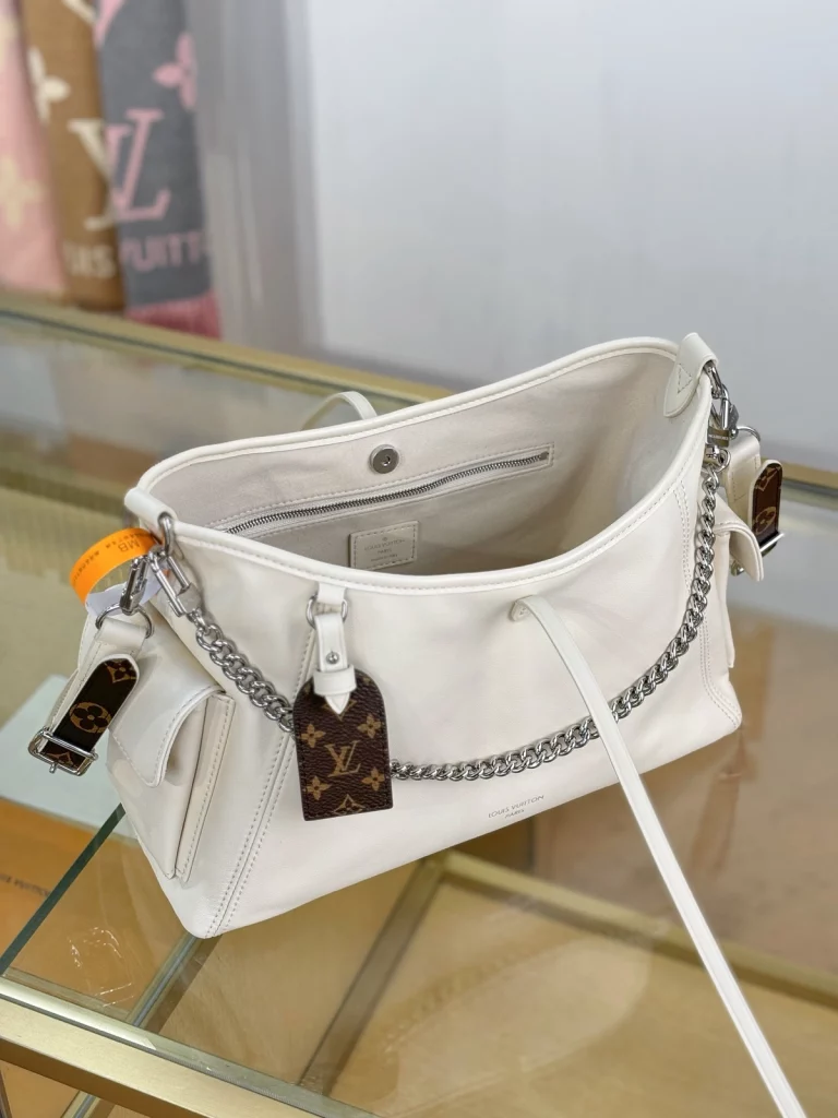 Click to view full screen 高仿包包 LV CarryAll Cargo Vibe PM 香草色 M12919 實拍照片 側面