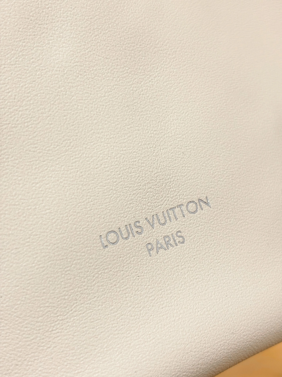 高仿包包 LV CarryAll Cargo Vibe PM 香草色 M12919 實拍照片細節 燙金LOGO