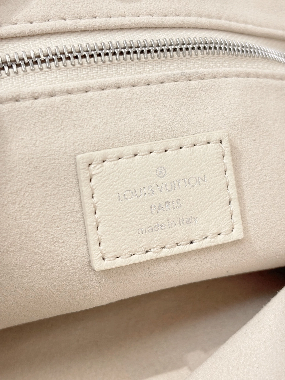 高仿包包 LV CarryAll Cargo Vibe PM 香草色 M12919 實拍照片細節 燙金LOGO