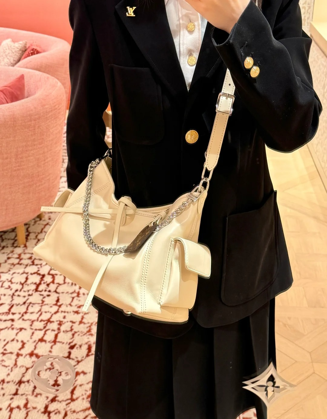 高仿包包 LV CarryAll Cargo Vibe PM 香草色 M12919 上身效果3