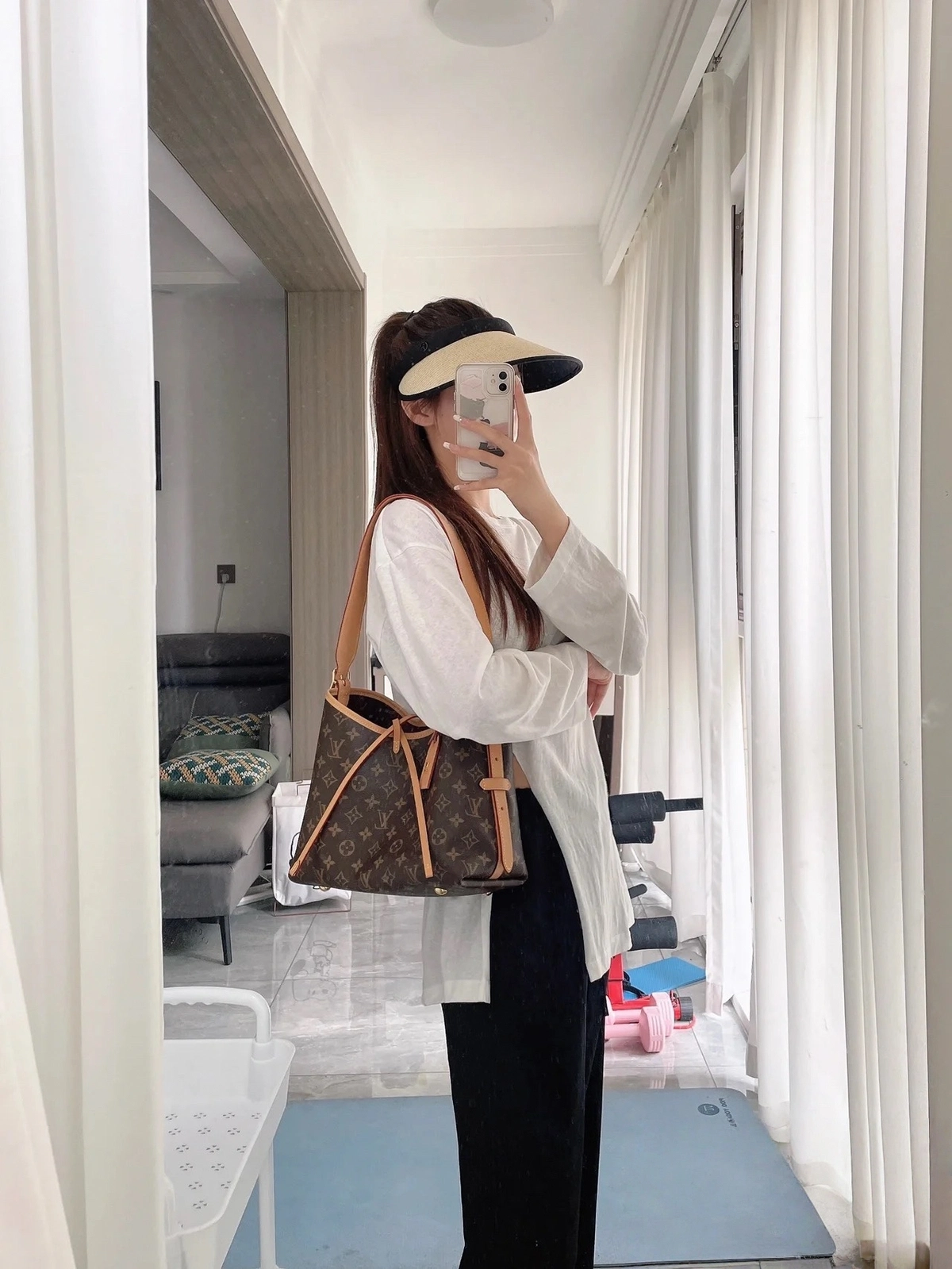高仿包包 LV CarryAll PM 老花色 單肩斜挎包 M46203 上身穿搭效果