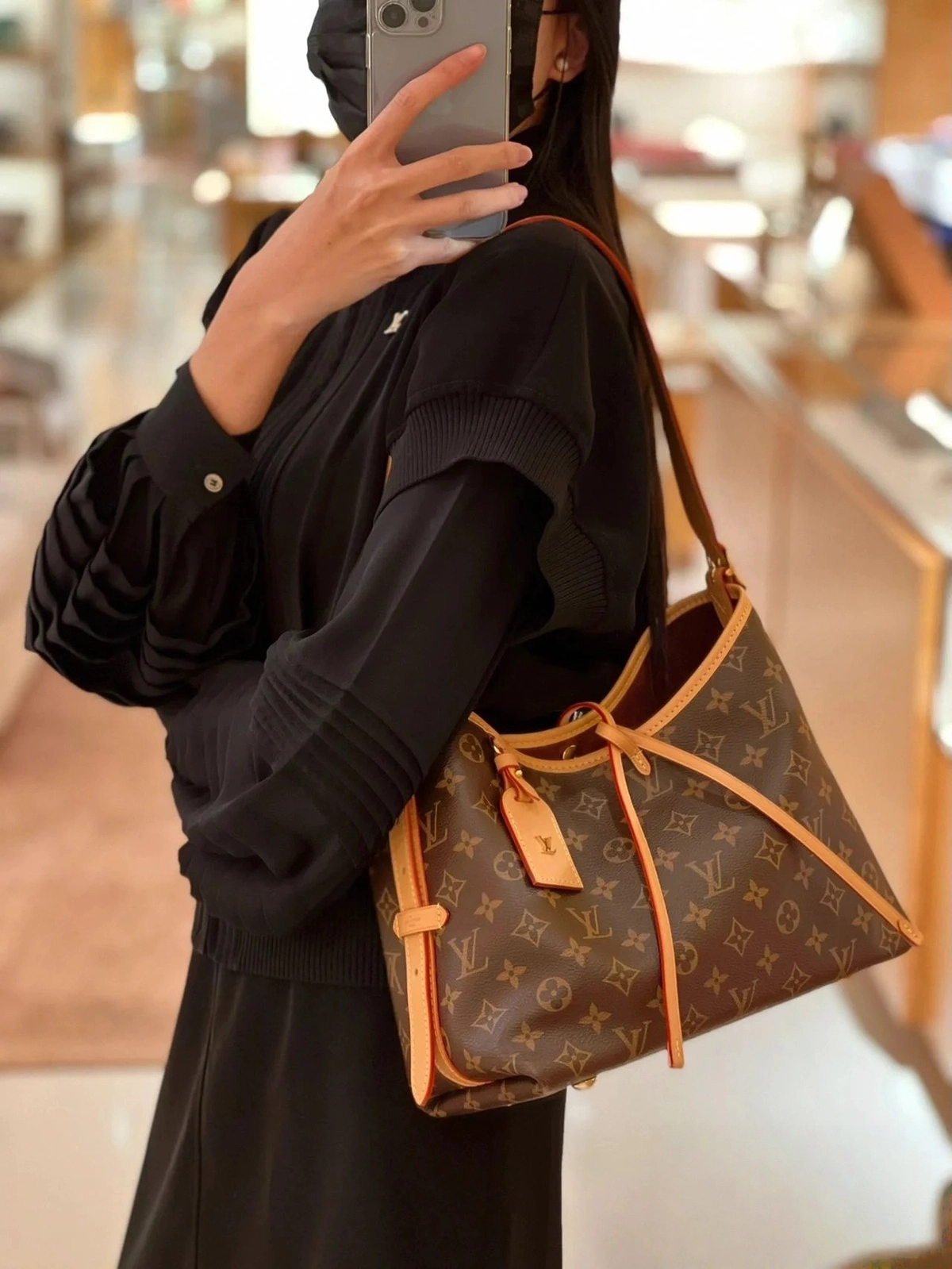 高仿包包 LV CarryAll PM 老花色 單肩斜挎包 M46203 上身穿搭效果