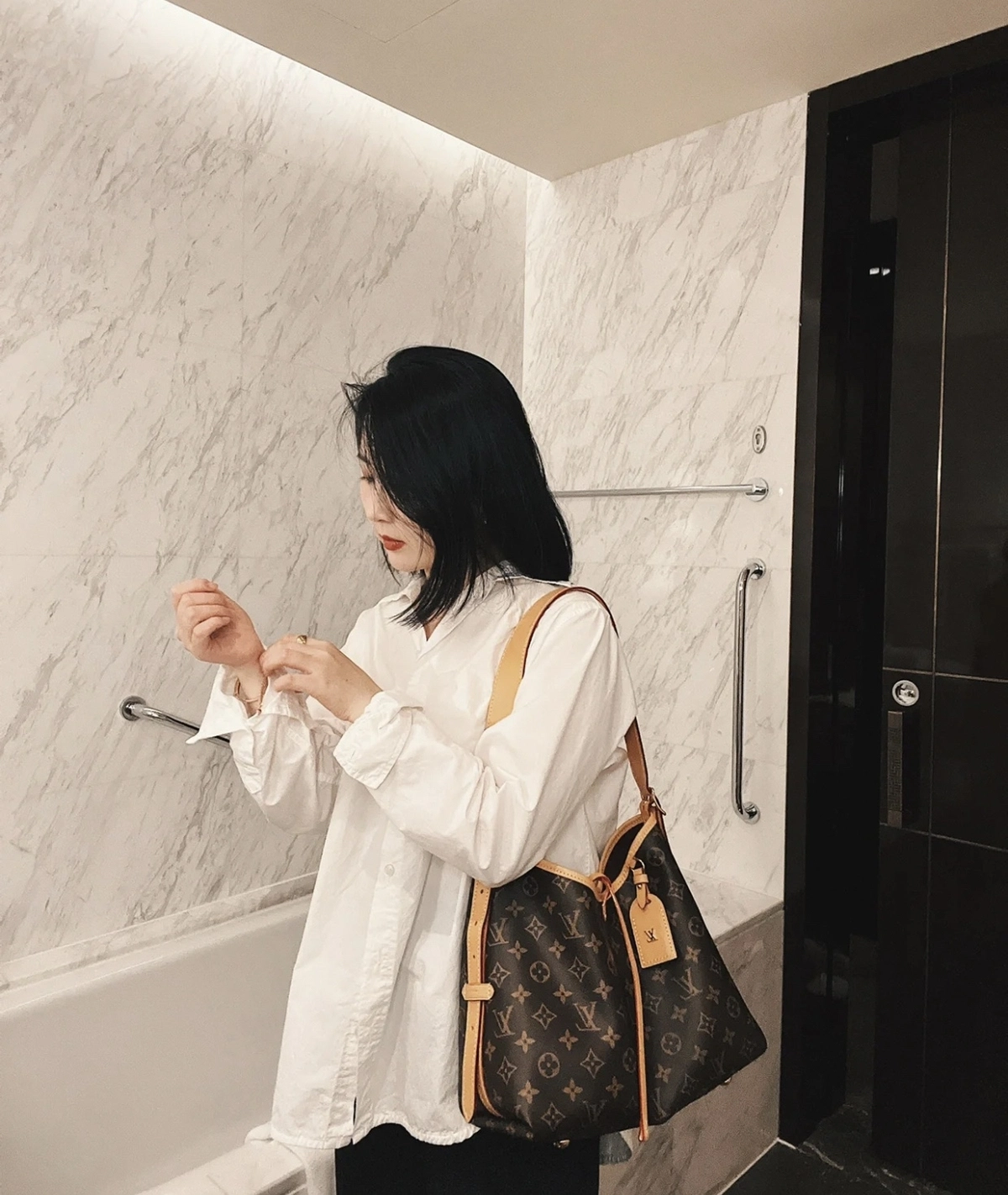 高仿包包 LV CarryAll PM 老花色 單肩斜挎包 M46203 上身穿搭效果