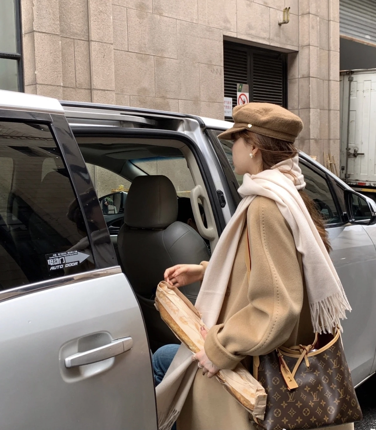 高仿包包 LV CarryAll PM 老花色 單肩斜挎包 M46203 上身穿搭效果