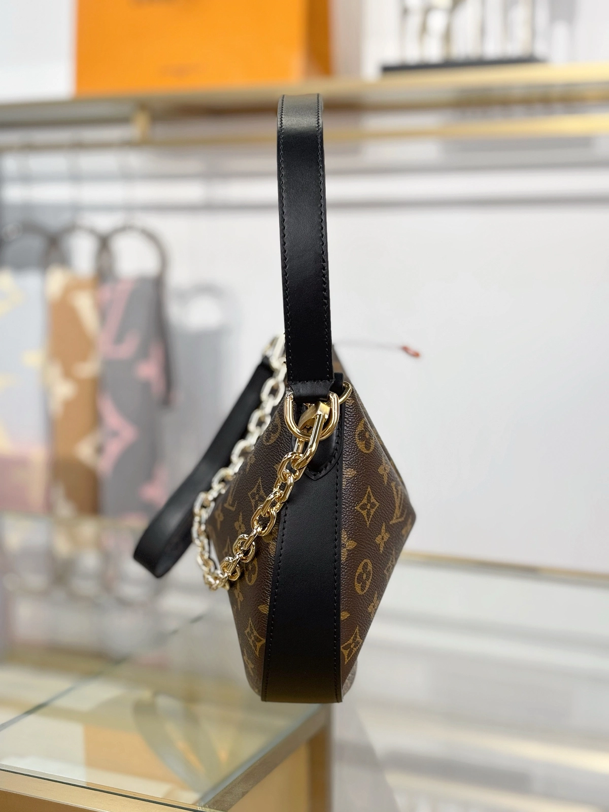 高仿包包 LV Cookie BB 老花 單肩手提 半月包 M15056 實拍照片側面
