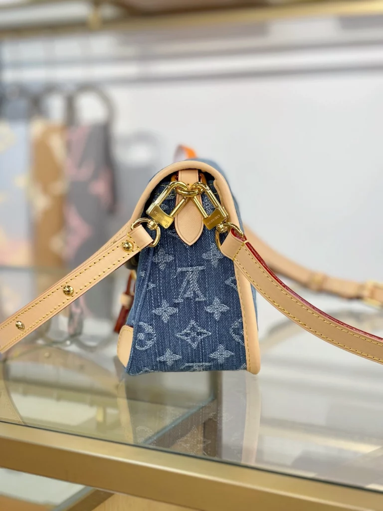 Click to view full screen 高仿包包 LV Diane法棍包 丹寧牛仔布 M13070 實拍細節照片 側面