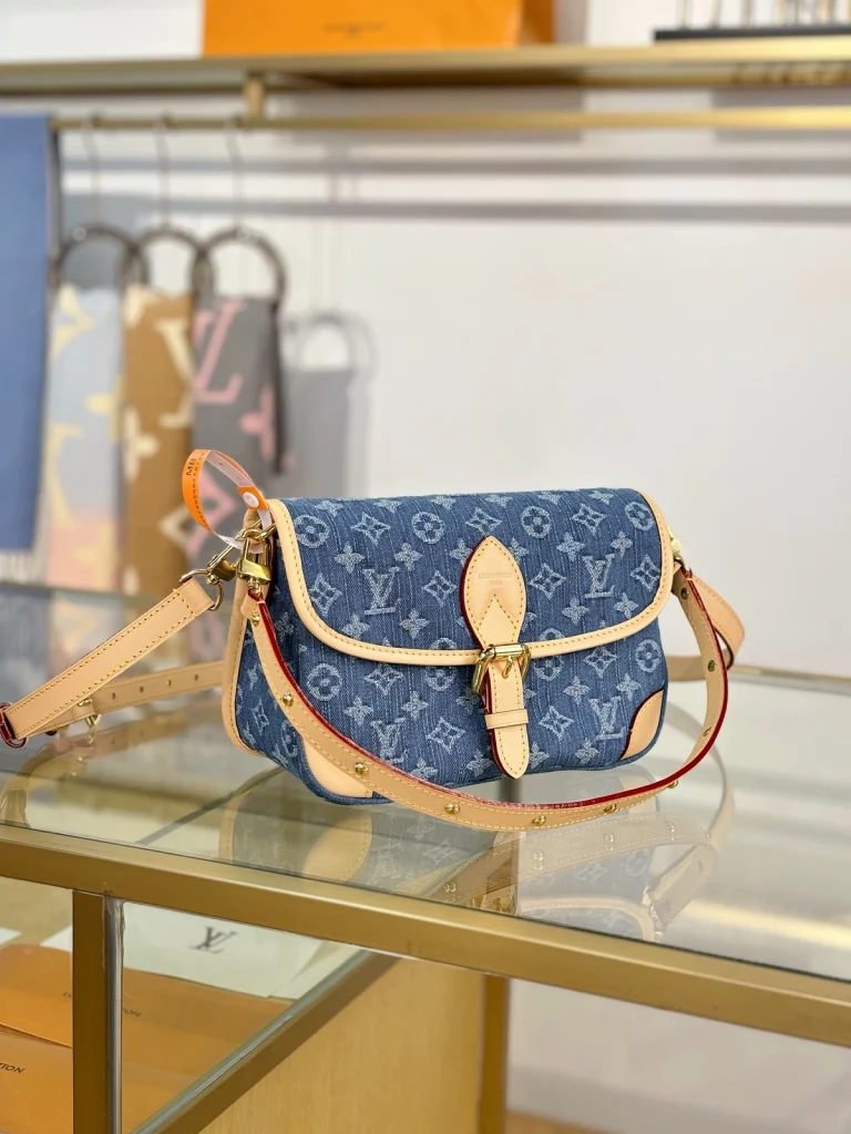 Click to view full screen 高仿包包 LV Diane法棍包 丹寧牛仔布 M13070 實拍細節照片 側面