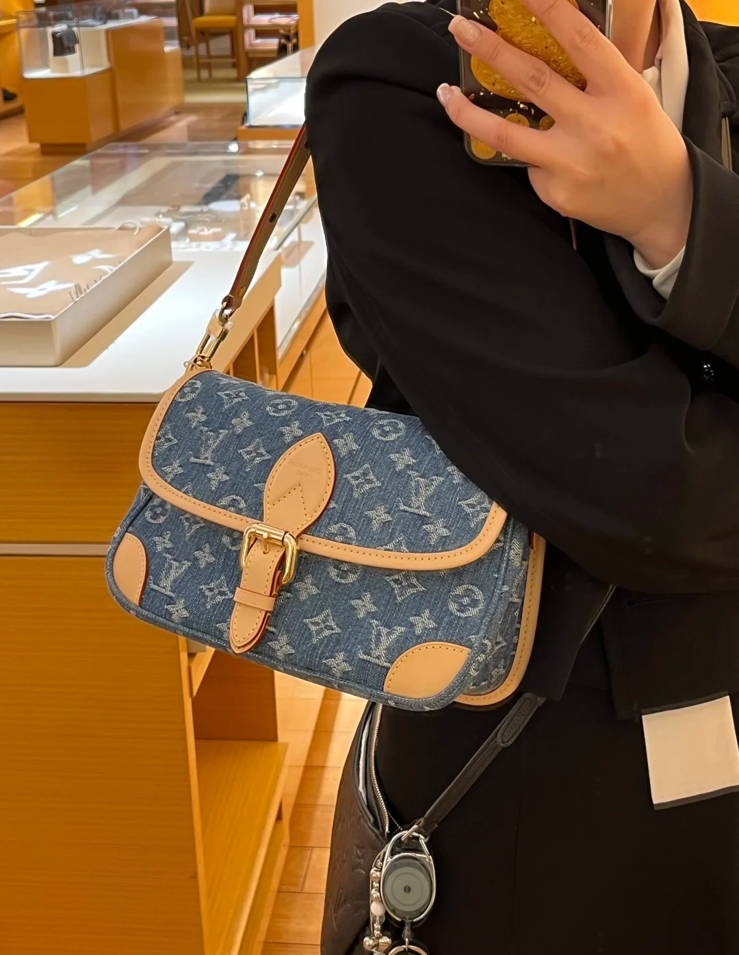 高仿包包 LV Diane法棍包 丹寧牛仔布 M13070 上身效果