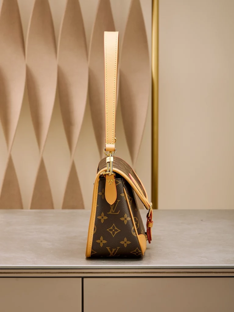 Click to view full screen 高仿包包 LV Diane法棍包 老花 M45985 實拍照片 側面