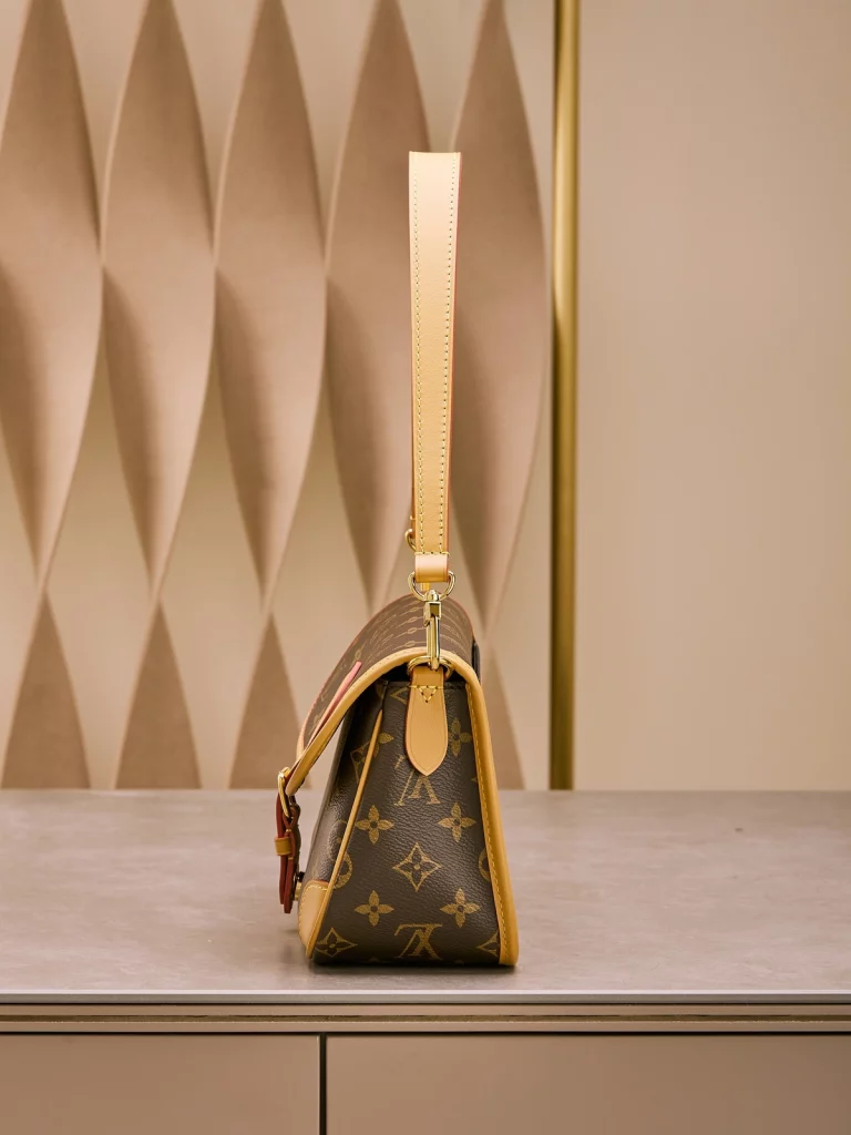 Click to view full screen 高仿包包 LV Diane法棍包 老花 M45985 實拍照片 側面