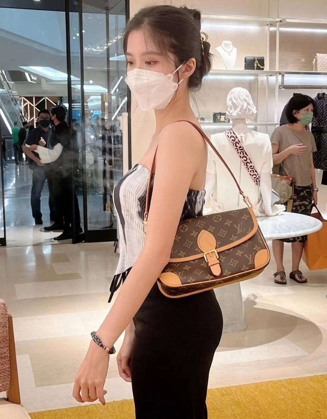 高仿包包 LV Diane法棍包 老花 M45985 上身效果1