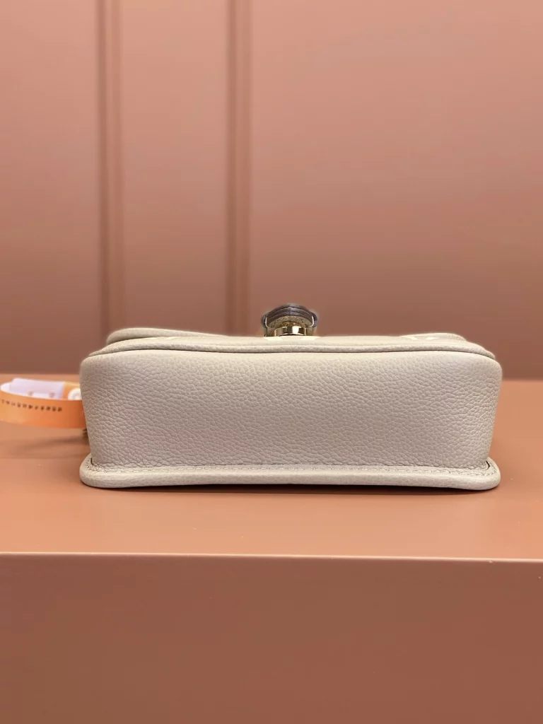 Click to view full screen 高仿包包 LV Nano Diane法棍包 大象灰老花 M83300 實拍細節照片底部