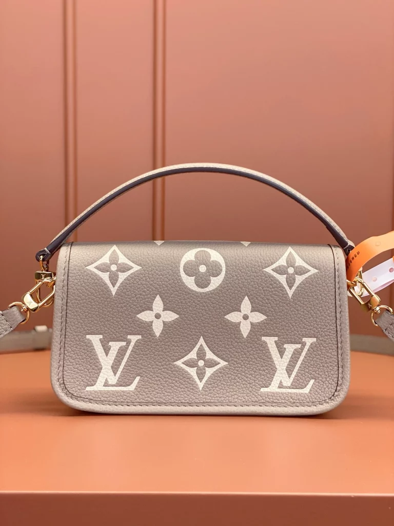 Click to view full screen 高仿包包 LV Nano Diane法棍包 大象灰老花 M83300 實拍細節照片背面