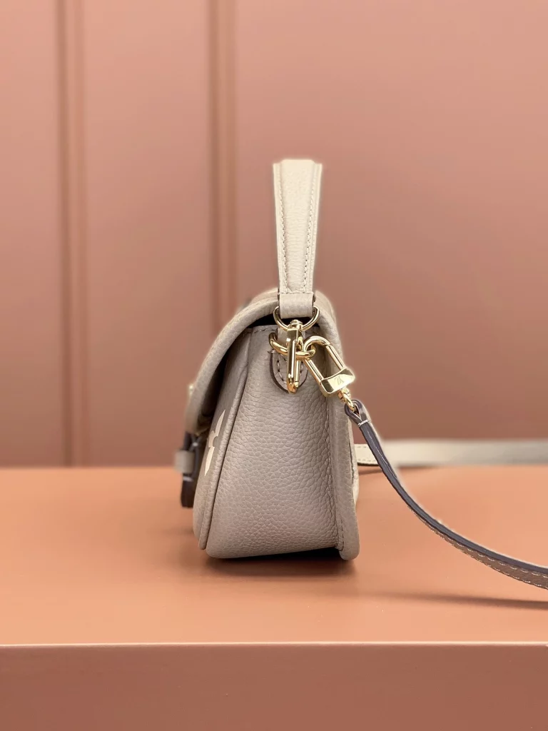 Click to view full screen 高仿包包 LV Nano Diane法棍包 大象灰老花 M83300 實拍細節照片側面