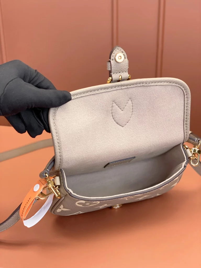 Click to view full screen 高仿包包 LV Nano Diane法棍包 大象灰老花 M83300 實拍細節容量