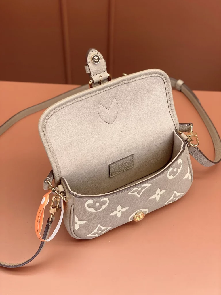 Click to view full screen 高仿包包 LV Nano Diane法棍包 大象灰老花 M83300 實拍細節容量