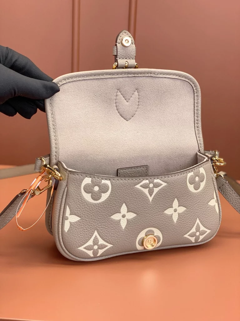 Click to view full screen 高仿包包 LV Nano Diane法棍包 大象灰老花 M83300 實拍細節容量