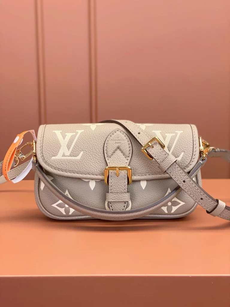 Click to view full screen 高仿包包 LV Nano Diane法棍包 大象灰老花 M83300 實拍細節正面