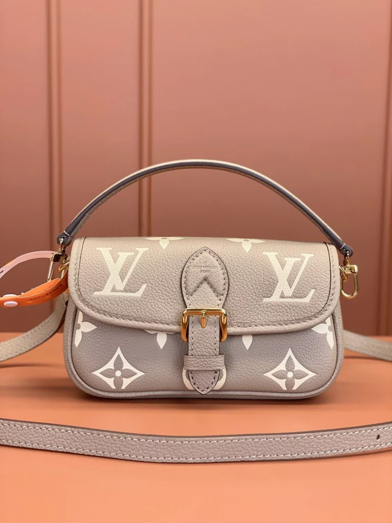 Click to view full screen 高仿包包 LV Nano Diane法棍包 大象灰老花 M83300 實拍細節正面