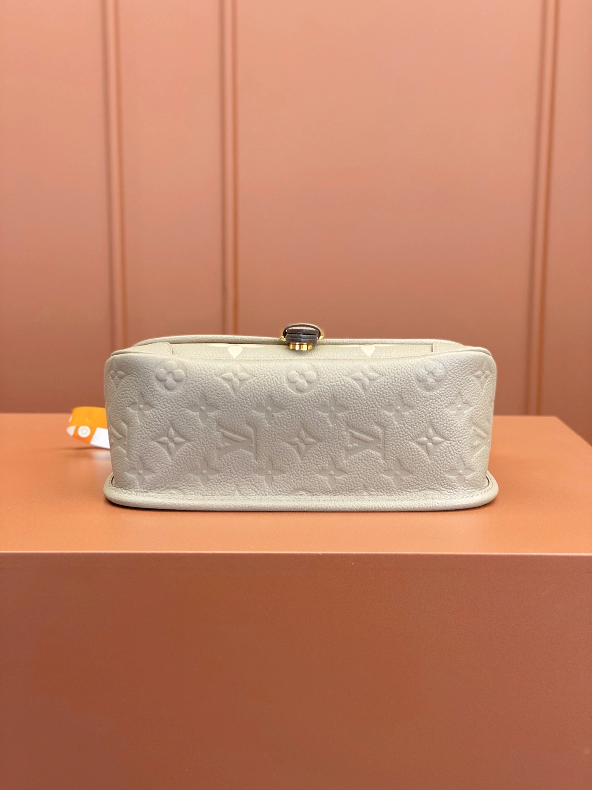 高仿包包 LV Nano Diane法棍包 大象灰色壓花 M46583 實拍照片底部