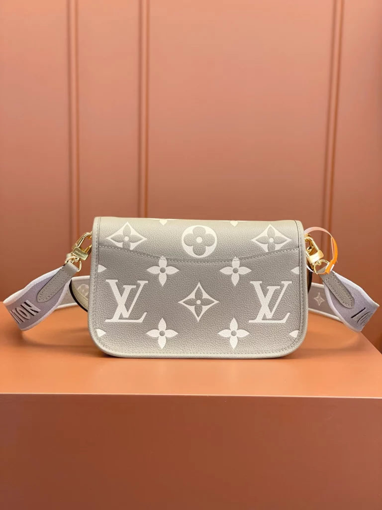 Click to view full screen 高仿包包 LV Nano Diane法棍包 大象灰色壓花 M46583 實拍照片背面