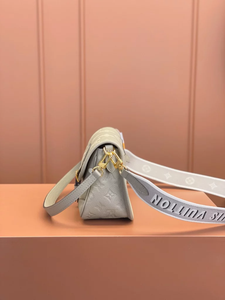 Click to view full screen 高仿包包 LV Nano Diane法棍包 大象灰色壓花 M46583 實拍照片側面