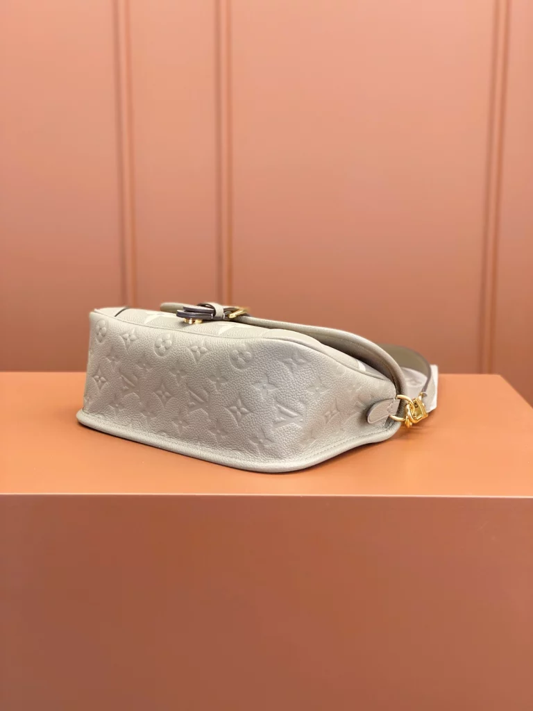 Click to view full screen 高仿包包 LV Nano Diane法棍包 大象灰色壓花 M46583 實拍照片側面