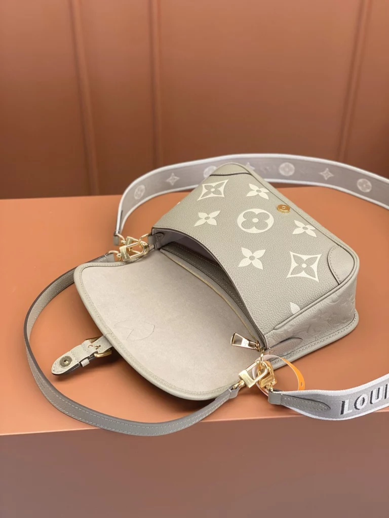 Click to view full screen 高仿包包 LV Nano Diane法棍包 大象灰色壓花 M46583 實拍照片容量