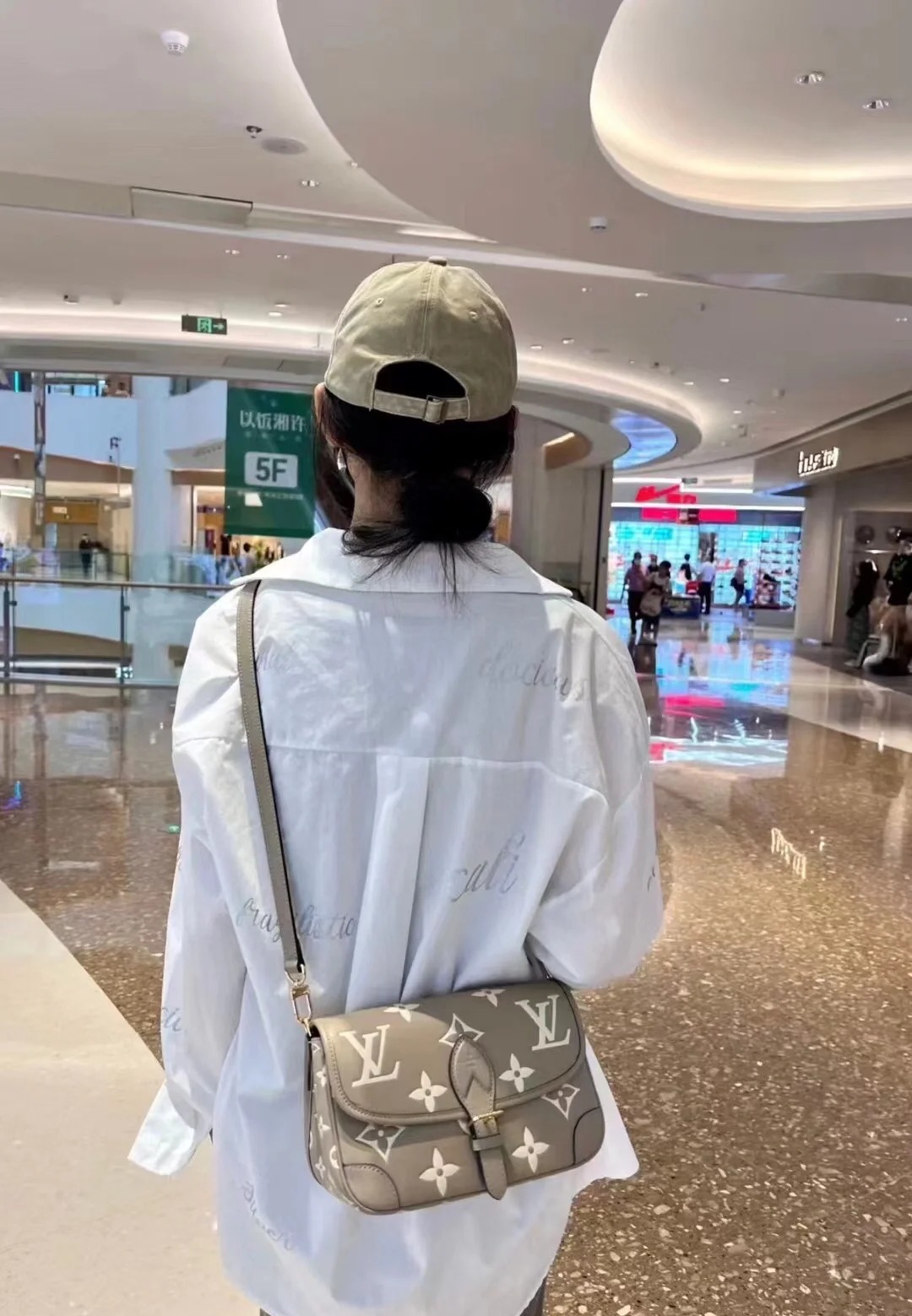 高仿包包 LV Nano Diane法棍包 大象灰色壓花 M46583 穿搭效果