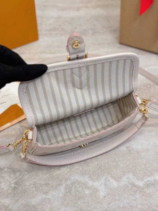 高仿包包 LV Nano Diane法棍包 奶杏色提花 M13642 實拍照片容量