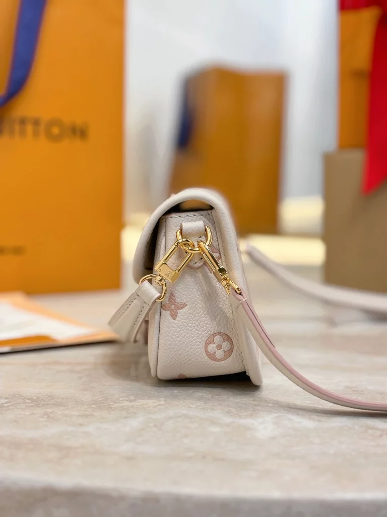 Click to view full screen 高仿包包 LV Nano Diane法棍包 奶杏色提花 M13642 實拍照片側面