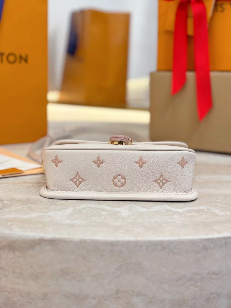 Click to view full screen 高仿包包 LV Nano Diane法棍包 奶杏色提花 M13642 實拍照片底部