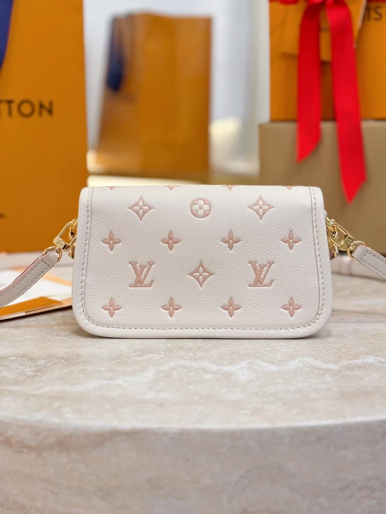 Click to view full screen 高仿包包 LV Nano Diane法棍包 奶杏色提花 M13642 實拍照片背面