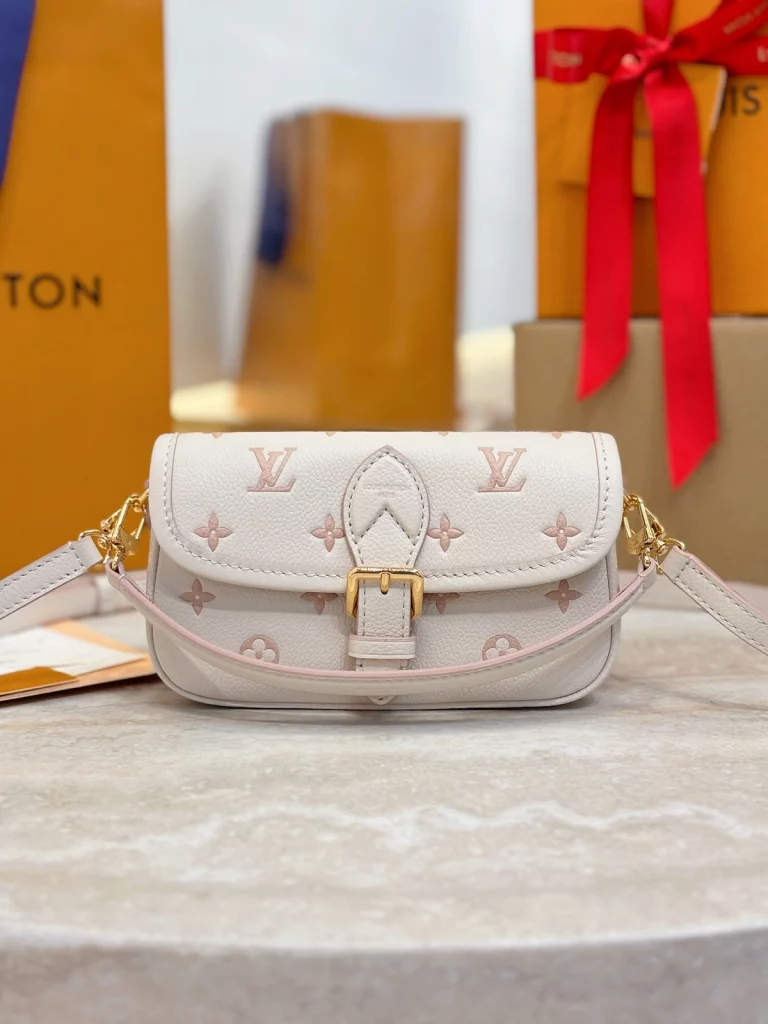Click to view full screen 高仿包包 LV Nano Diane法棍包 奶杏色提花 M13642 實拍照片正面