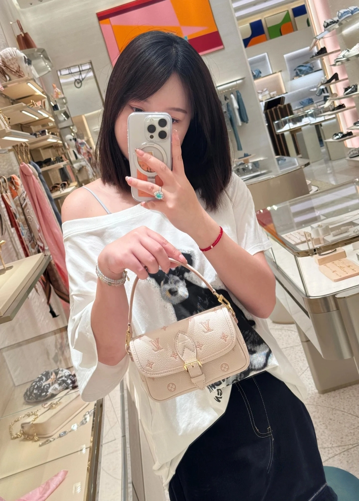 高仿包包 LV Nano Diane法棍包 奶杏色提花 M13642 上身穿搭效果