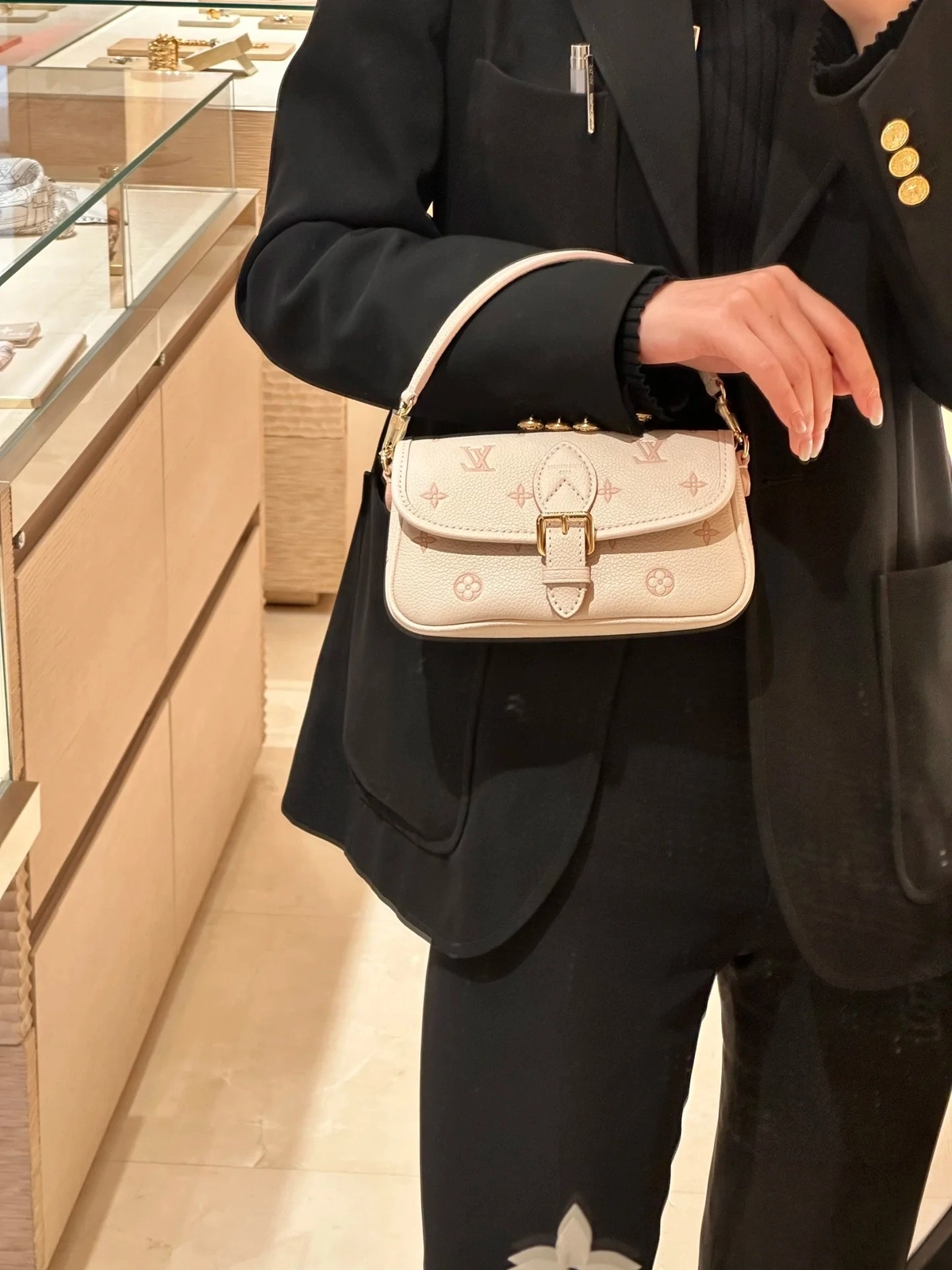 高仿包包 LV Nano Diane法棍包 奶杏色提花 M13642 上身穿搭效果