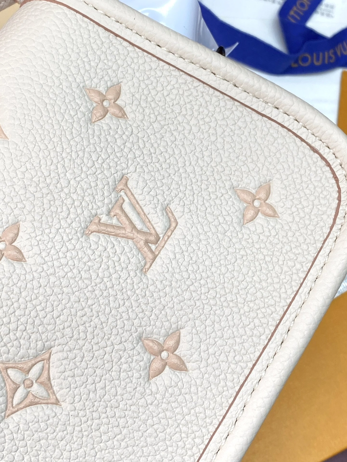 高仿包包 LV Nano Diane法棍包 奶杏色提花 M13642 實拍提花細節