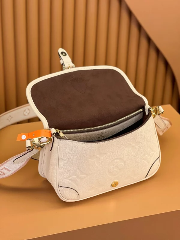 高仿包包 LV Nano Diane法棍包 米白壓花 M46388 實拍細節照片 容量