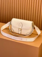 高仿包包 LV Nano Diane法棍包 米白壓花 M46388 實拍細節照片 側面