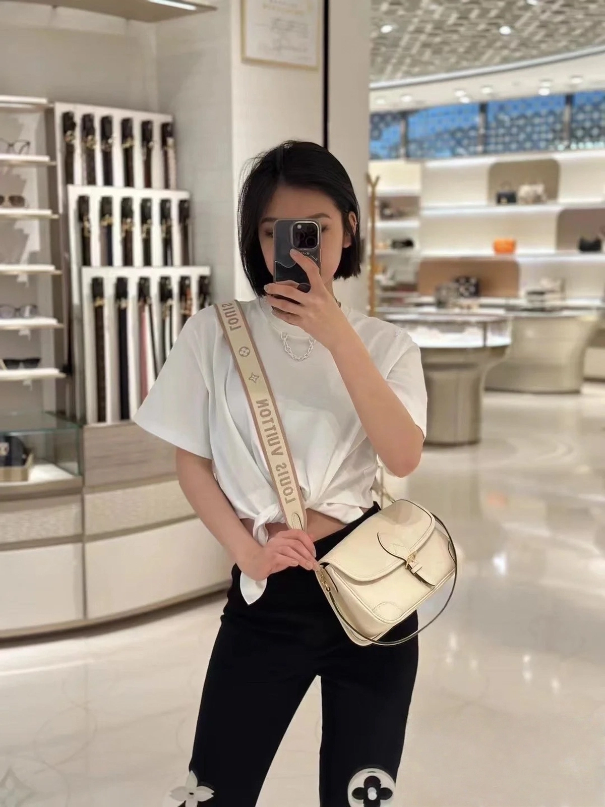 高仿包包 LV Nano Diane法棍包 米白壓花 M46388 上身效果穿搭