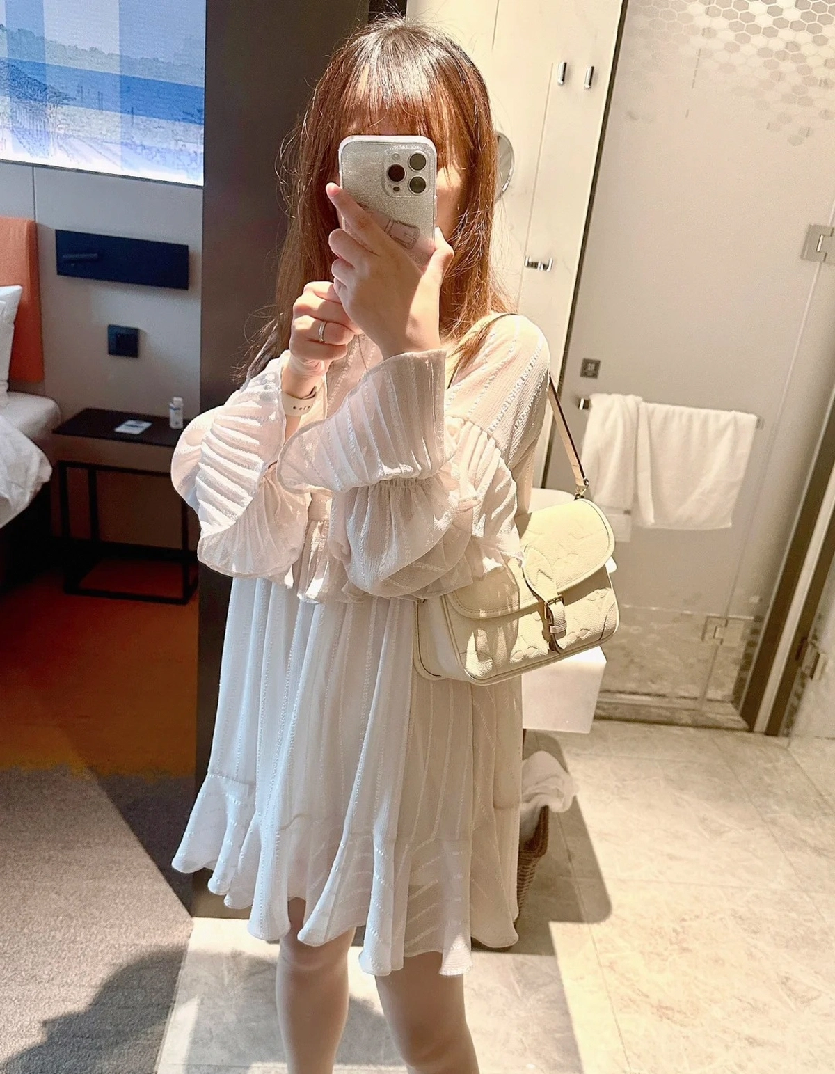 高仿包包 LV Nano Diane法棍包 米白壓花 M46388 上身效果穿搭